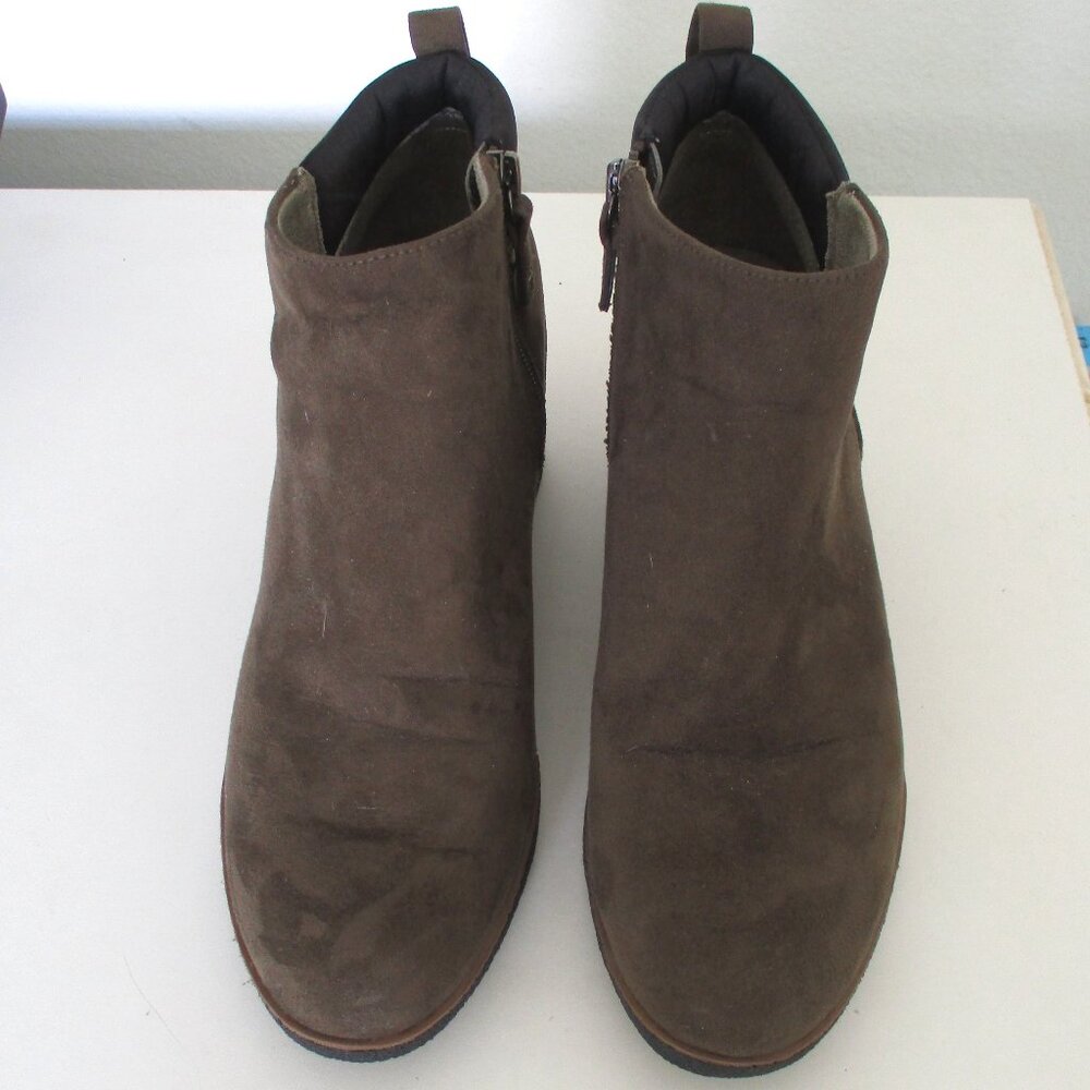 Dr. Scholl's "Berklie" Womens Taupe Faux Suede 2.5" Rubber Wedge Ankle Boot- 10M - Picture 4 of 9